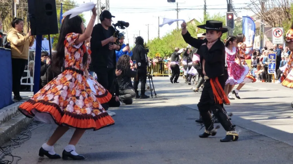 lontue desplego su orgullo y tradicion en multitudinario desfile civico de fiestas patrias 7