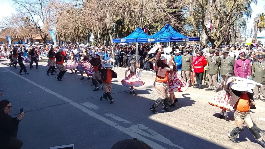 masiva convocatoria y emotivas tradiciones marcaron el desfile de fiestas patrias en molina 1