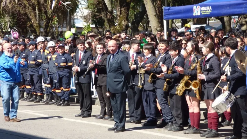 masiva convocatoria y emotivas tradiciones marcaron el desfile de fiestas patrias en molina 3