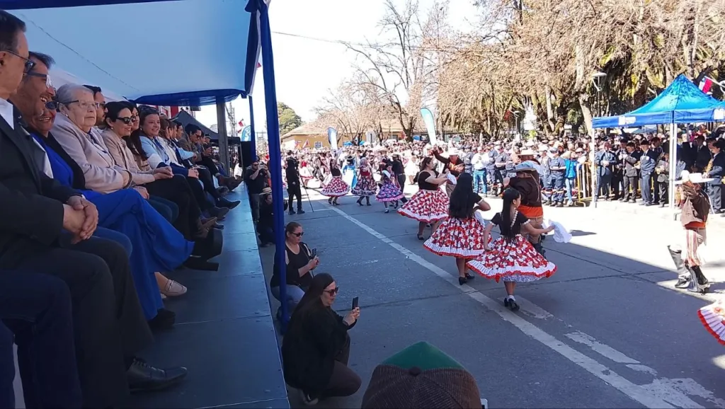 masiva convocatoria y emotivas tradiciones marcaron el desfile de fiestas patrias en molina 5