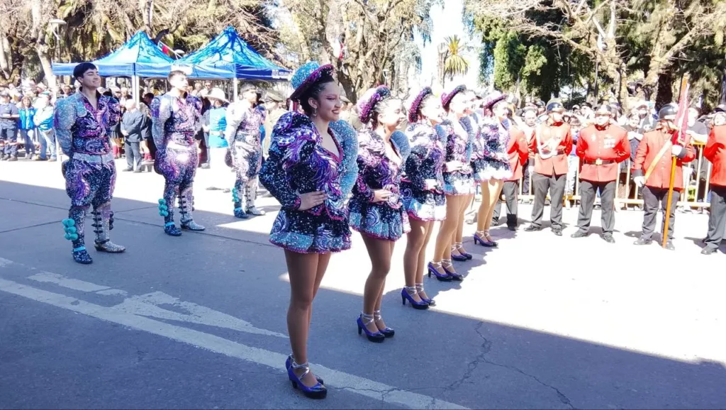 masiva convocatoria y emotivas tradiciones marcaron el desfile de fiestas patrias en molina 8