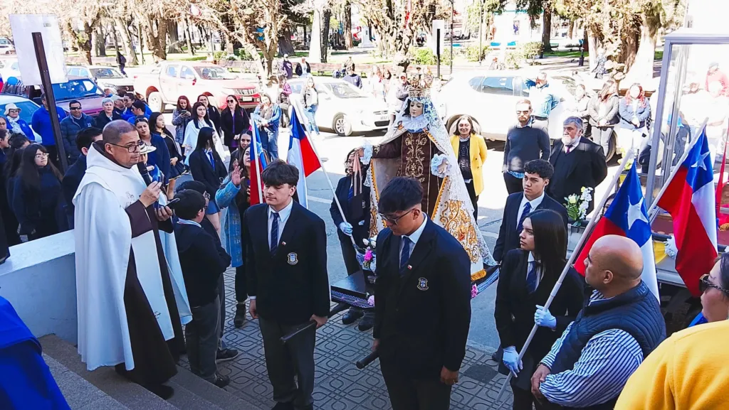 molina recibe a la virgen peregrina del carmen en el centenario de su coronacion 1